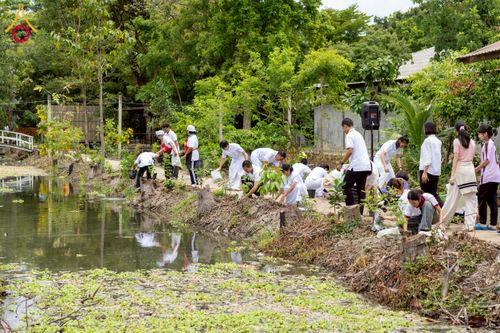 ภาพ No.238591:วันอาทิตย์ที่ 17 สิงหาคม พ.ศ. 2568 พิธีทอดผ้าป่าบำรุงศูนย์อบรมเยาวชนนครปฐม ครบรอบ 14 ปี และพิธีปลูกต้นไม้รอบสระเศรษฐี ณ ศูนย์อบรมเยาวชนนครปฐม