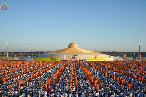 ภาพ No.105297:พิธีตักบาตรฉลองพระบวชใหม่ รุ่นบูชาธรรมมหาปูชนียาจารย์ และต้อนรับศักราชใหม่ วันจันทร์ที่ 1 มกราคม พ.ศ. 2567 ณ ลานธรรมพระมหาธรรมกายเจดีย์ วัดพระธรรมกาย