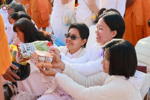 ภาพ No.195393:พิธีตักบาตรพระธรรมยาตรา ณ อนุสรณ์สถานลำดับที่ 3 สถานที่เกิดใหม่ในเพศสมณะ วัดสองพี่น้อง ต.ต้นตาล อ.สองพี่น้อง จ.สุพรรณบุรี ในโครงการธรรมยาตรา กตัญญูบูชา มหาปูชนียาจารย์ พระมงคลเทพมุนี(สด จนฺทสโร) พระผู้ปราบมาร ปีที่ 13 วันที่ 15 มกราคม พ.ศ.2568