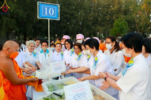 ภาพ No.106741:พิธีถวายภัตตาหารเป็นสังฆทาน แด่คณะพระธรรมยาตราฯ ในโครงการธรรมยาตรากตัญญูบูชา มหาปูชนียาจารย์ พระมงคลเทพมุนี(สด จนฺทสโร) พระผู้ปราบมาร อนุสรณ์สถาน 7 แห่ง ปีที่ 12 วันที่ 6 มกราคม พ.ศ. 2567 ณ อนุสรณ์สถานโลตัสแลนด์ จ.สุพรรณบุรี