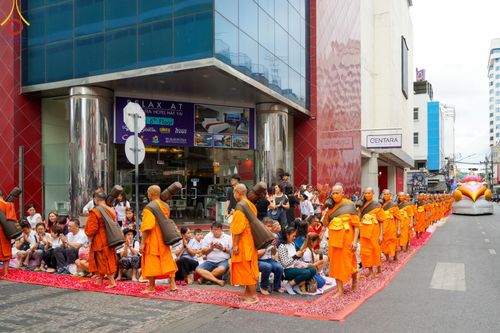 ภาพ No.128538:พิธีอัญเชิญพระบรมสารีริกธาตุ " ใจกลางเมืองนครหาดใหญ่ " เพื่อประดิษฐาน ณ มหารัตนเจดีย์สิริปทุมสวรรค์ (เจดีย์อริยพุทธะ 5 พระองค์) ศูนย์ปฏิบัติธรรมภาคใต้ อ.บางกล่ำ จ.สงขลา  วันที่ 9 มีนาคม พ.ศ. 2567 (ชุดที่ 2)