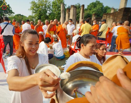 ภาพ No.58745:พิธีตักบาตรพระ ๑,๐๐๐ รูป สมโภชครบรอบ ๘๐๐ ปี พระบรมธาตุเมืองเชลียง ณ วัดพระศรีรัตนมหาธาตุ ราชวรวิหาร  (วัดพระปรางค์) ต.ศรีสัชนาลัย  อ.ศรีสัชนาลัย จ.สุโขทัย วันพฤหัสบดีที่ ๒๕ เมษายน พ.ศ. ๒๕๖๗