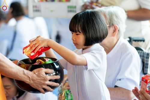 ภาพ No.167545:พิธีตักบาตรและพิธีบูชาข้าวพระ ในวันอาทิตย์ที่ 3 พฤศจิกายน พ.ศ. 2567 ณ วัดพระธรรมกาย