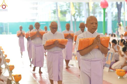ภาพ No.199723:โครงการอุปสมบทหมู่บูชาธรรม 116 ปี คุณยายอาจารย์มหารัตนอุบาสิกาจันทร์ ขนนกยูง โครงการอุปสมบทหมู่ธรรมทายาท ระดับอุดมศึกษา รุ่นที่ 51 ภาคฤดูหนาว  ณ โบสถ์พระไตรปิฏก วัดพระธรรมกาย จ.ปทุมธานี  วันที่ 11 มกราคม พ.ศ. 2568 โดยมีพระครูปลัดรัตนวีรวัฒน์ เจ้าอาวาสวัด