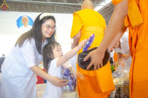ภาพ No.137220:พิธีตักบาตร และปฏิบัติธรรม ในวันวิสาขบูชา วันพุธที่ 22 พฤษภาคม พ.ศ. 2567 ( วันพระขึ้น15 ค่ำ เดือน 6 ) ณ วัดพระธรรมกาย จ.ปทุมธานี