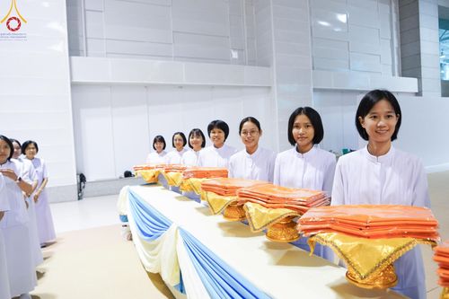 ภาพ No.146143:วันมหารำลึก ครั้งที่ 34 พิธีร่วมรำลึกถึงนักสร้างบารมีที่ล่วงลับไปแล้ว , พิธีสวดพระพุทธมนต์ ณ ห้องแก้วสารพัดนึก 1 วัดพระธรรมกาย วันเสาร์ที่ 27 กรกฎาคม พ.ศ. 2567