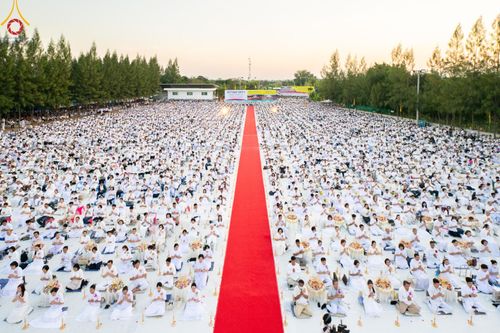 ภาพ No.192697:พิธีจุดประทีปถวายเป็นพุทธบูชา และบูชาธรรมมหาปูชนียาจารย์ ณ อนุสรณ์สถานคลองบางนางแท่น อ.สามพราน จ.นครปฐม ในโครงการธรรมยาตรา กตัญญูบูชา มหาปูชนียาจารย์ พระมงคลเทพมุนี(สด จนฺทสโร) พระผู้ปราบมาร อนุสรณ์สถาน 7 แห่ง ปีที่ 13 วันที่ 10 มกราคม พ.ศ. 2568