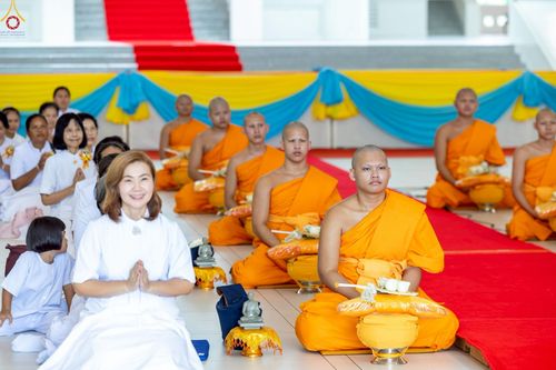 ภาพ No.227753:วันเสาร์ที่ 31 พฤษภาคม พ.ศ.2568 พิธีถวายผ้าไตรแด่สามเณรผู้เข้ารับการอุปสมบท , พิธีอุปสมบทสามเณรเตรียม DCI วัดพระธรรมกาย จ.ปทุมธานี