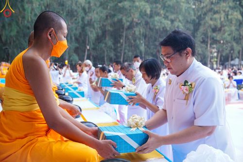 ภาพ No.107429:พิธีตักบาตรพระธรรมยาตราฯ ในโครงการธรรมยาตรากตัญญูบูชา มหาปูชนียาจารย์ พระมงคลเทพมุนี(สด จนฺทสโร) พระผู้ปราบมาร ปีที่ 12 ณ อนุสรณ์สถานมหาวิหารพระมงคลเทพมุนี อ.สองพี่น้อง จ.สุพรรณบุรี วันที่ 7 มกราคม พ.ศ. 2567