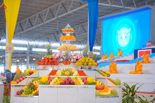 ภาพ No.89500:พิธีตักบาตร ข้าวสารอาหารแห้ง พิธีบูชาข้าวพระ และพิธีจุดเทียนใจ ไฟนิรันดร์  อนันตชัย ณ สภาธรรมกายสากล วัดพระธรรมกาย วันอาทิตย์ที่ 1 ตุลาคม พ.ศ. 2566