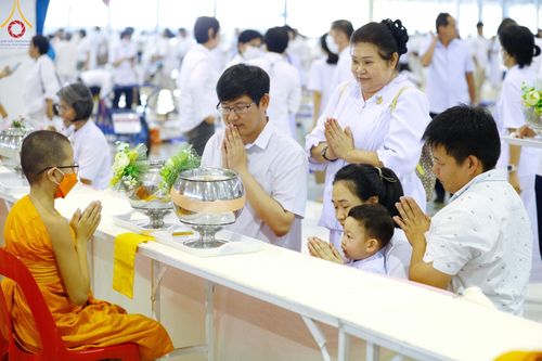 ภาพ No.123787:พิธีถวายโคมมาฆประทีป น้อมถวายเป็นพุทธบูชา แด่คณะพระภิกษุ สามเณร  ณ วัดพระธรรมกาย จ.ปทุมธานี วันเสาร์ที่ 17 กุมภาพันธ์ พ.ศ. 2567