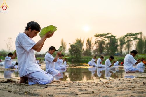 ภาพ No.63328:Photo Story  มหัศจรรย์วัดดงดินแดง Episode 1  พิธีปลงผมนาคธรรมทายาท  ในโครงการบรรพชาอุปสมบทหมู่ ฟื้นฟูพระพุทธศาสนาทั่วไทย วัดดงดินแดง ณ ลำน้ำแม่ตื่น อ.อมก๋อย จ.เชียงใหม่ วันที่ 2 เมษายน พ.ศ. 2567