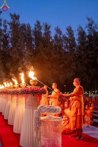 ภาพ No.107170:พิธีจุดประทีปถวายเป็นพุทธบูชา และบูชาธรรมมหาปูชนียาจารย์ ในโครงการธรรมยาตรากตัญญูบูชา มหาปูชนียาจารย์ พระมงคลเทพมุนี(สด จนฺทสโร) พระผู้ปราบมาร  อนุสรณ์สถาน 7 แห่ง ปีที่ 12  วันที่ 6 มกราคม พ.ศ. 2567 ณ อนุสรณ์สถานมหาวิหารพระมงคลเทพมุนี อ.สองพี่น้อง จ.สุพร