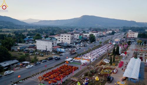 ภาพ No.187202:พิธีตักบาตรพระ ๕๐๐ รูป "สร้างบุญใหญ่ ส่งท้ายปีเก่า ต้อนรับปีใหม่ ๒๕๖๘" วันเสาร์ที่ ๒๘ ธันวาคม พ.ศ. ๒๕๖๗ ณ ถนนหน้าที่ว่าการอำเภอภูเรือ จังหวัดเลย