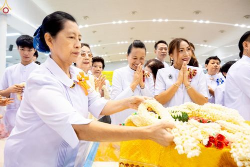 ภาพ No.251307:วันที่ 10 ตุลาคม พ.ศ. 2568 พิธีปฏิบัติธรรม ในวันคล้ายวันเกิด 141 ปี พระมงคลเทพมุนี (สด จนฺทสโร) พระผู้ปราบมาร ณ สภาธรรมกายสากล วัดพระธรรมกาย