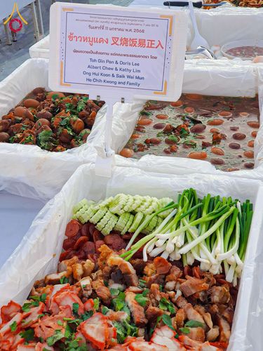 ภาพ No.193648:สาธุชนถวายภัตตาหารเป็นสังฆทาน แด่พระธรรมยาตรา ณ อนุสรณ์สถานคลองบางนางแท่น อ.สามพราน จ.นครปฐม ในโครงการธรรมยาตรา กตัญญูบูชา มหาปูชนียาจารย์ พระมงคลเทพมุนี(สด จนฺทสโร) พระผู้ปราบมาร อนุสรณ์สถาน 7 แห่ง ปีที่ 13 วันที่ 11 มกราคม พ.ศ. 2568