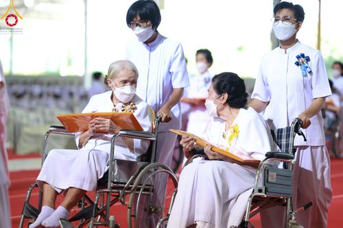 ภาพ No.86317:วันธรรมชัย ปีที่ 55 พิธีทอดผ้าป่ากฐินสมทบครั้งที่1, พิธีเจริญพุทธมนต์ ลูกนิมิตมหาสมบัติฯ พิธีจุดประทีป,พิธีฉลองชัยสวดมนต์บทธัมมจักกัปปวัตนสูตร วันอาทิตย์ที่ 27 สิงหาคม พ.ศ.2566 ณ สภาธรรมกายสากล / มหารัตนวิหารคด วัดพระธรรมกาย