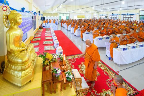 ภาพ No.78344:พิธีถวายสังฆทานแด่คณะสงฆ์ ๓๒๓ วัด พิธีมอบกองทุนหนุนแรงใจช่วยครูใต้และพิธีทำบุญอุทิศส่วนกุศลแด่ผู้วายชนม์ในเหตุการณ์ความไม่สงบ ๔ จังหวัดชายแดนภาคใต้  (ปัตตานี ยะลา นราธิวาส สงขลา) ปีที่ ๑๙ ครั้งที่ ๑๖๑ พิธีมอบกองทุนหนุนแรงใจช่วยครูใต้ (ปีที่ ๑๖ ครั้งที่ ๑