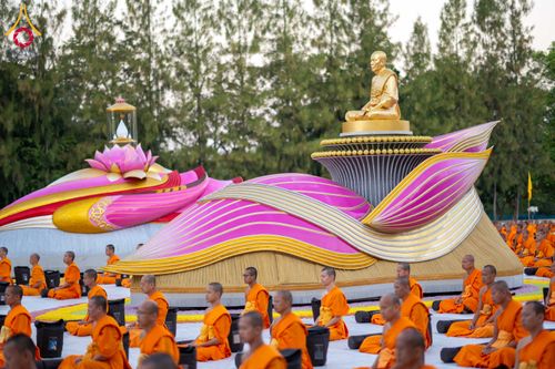 ภาพ No.290608:วันที่ 8 มกราคม พ.ศ. 2569 พระธรรมยาตราปฏิบัติธรรม และถ่ายภาพหมู่ประวัติศาสตร์ ในโครงการธรรมยาตรา กตัญญูบูชามหาปูชนียาจารย์ พระมงคลเทพมุนี(สด จนฺทสโร) พระผู้ปราบมาร อนุสรณ์สถาน 7 แห่ง ปีที่ 14 ณ อนุสรณ์สถานคลองบางนางแท่น อ.สามพราน จ.นครปฐม