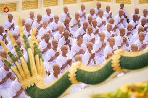 ภาพ No.278588:วันอาทิตย์ที่ 14 ธันวาคม พ.ศ.2568  พิธีเวียนประทักษิณ พิธีวันทาสีมาพระประธาน โครงการบวชบูชาธรรมมหาปูชนียาจารย์ ของศูนย์ปฏิบัติธรรมบุรีรัมย์ ณ วัดกลาง พระอารามหลวง จังหวัดบุรีรัมย์