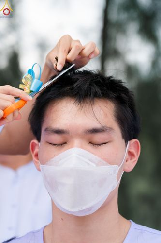 ภาพ No.82571:พิธีตัดปอยผมและปลงผมนาคธรรมทายาท ในโครงการอุปสมบทหมู่ธรรมทายาทพุทธศาสตร์สากล รุ่นที่ 7 (ภาคฤดูฝน) วันอาทิตย์ที่ 11 มิถุนายน พ.ศ. 2566 ณ  วัดพระธรรมกาย