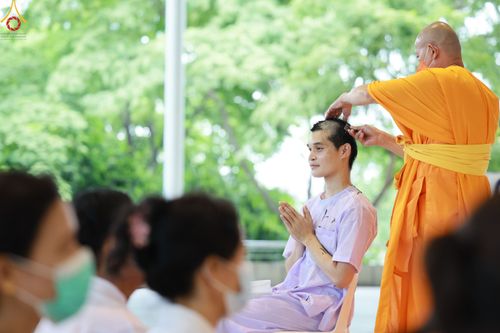 ภาพ No.83577:พิธีตัดปอยผมและปลงผม ในโครงการบรรพชาอุปสมบทหมู่ ธรรมทายาทรุ่นเข้าพรรษา ณ วัดพระธรรมกาย วันอาทิตย์ที่ 16 กรกฎาคม พ.ศ.2566