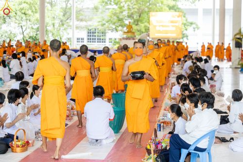 ภาพ No.80307:พิธีตักบาตรฉลองพระใหม่ ในโครงการบรรพชาอุปสมบทหมู่วันคุ้มครองโลก ณ สภาธรรมกายสากล วัดพระธรรมกาย วันอาทิตย์ที่ 16 เมษายน พ.ศ.2566