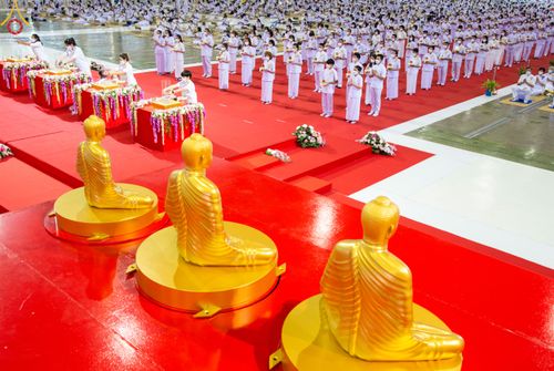 ภาพ No.79002:พิธีวางแผ่นจารึกชื่อ และพิธีวางพวงมาลัยสักการะพระบรมพุทธเจ้า ณ สภาธรรมกายสากล วัดพระธรรมกาย วันที่ 2 เมษายน พ.ศ. 2566