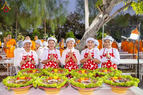 ภาพ No.288802:วันที่ 6 มกราคม พ.ศ. 2569 พิธีถวายภัตตาหารเป็นสังฆทาน แด่พระธรรมยาตรา ในโครงการธรรมยาตรา กตัญญูบูชา มหาปูชนียาจารย์ พระมงคลเทพมุนี(สด จนฺทสโร) พระผู้ปราบมาร อนุสรณ์สถาน 7 แห่ง ปีที่ 14 ณ อนุสรณ์สถานมหาวิหารพระมงคลเทพมุนี (โลตัสแลนด์) อ.สองพี่น้อง จ.สุพรร