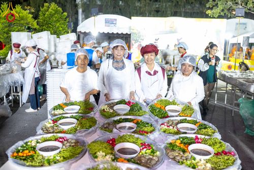 ภาพ No.288185:วันที่ 5 มกราคม พ.ศ. 2569 พิธีถวายภัตตาหารเป็นสังฆทาน แด่พระธรรมยาตรา ในโครงการธรรมยาตรา กตัญญูบูชา มหาปูชนียาจารย์ พระมงคลเทพมุนี(สด จนฺทสโร) พระผู้ปราบมาร อนุสรณ์สถาน 7 แห่ง ปีที่ 14 ณ อนุสรณ์สถานมหาวิหารพระมงคลเทพมุนี (โลตัสแลนด์) อ.สองพี่น้อง จ.สุพรร