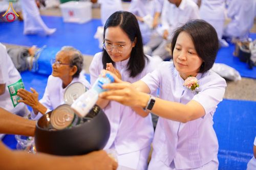 ภาพ No.308238:วันที่ 1  กุมภาพันธ์ พ.ศ. 2569 พิธีตักบาตรข้าวสารอาหารแห้ง ณ บ้านแก้วเรือนทองคุณยาย สภาธรรมกายสากล วัดพระธรรมกาย