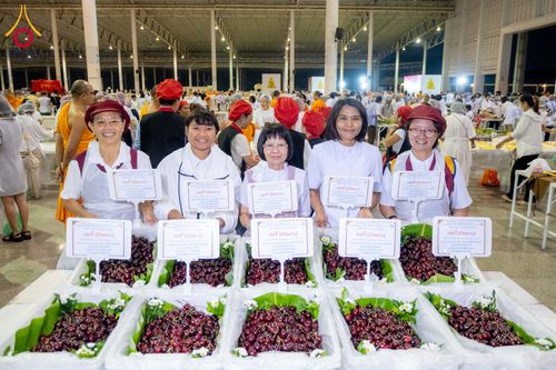 ภาพ No.303469:วันที่ 27 มกราคม พ.ศ. 2569 พิธีถวายภัตตาหารเป็นสังฆทาน แด่พระธรรมยาตรา ณ วัดพระธรรมกาย  จังหวัดปทุมธานี ในโครงการธรรมยาตรา กตัญญูบูชา มหาปูชนียาจารย์ พระมงคลเทพมุนี(สด จนฺทสโร) พระผู้ปราบมาร อนุสรณ์สถาน 7 แห่ง ปีที่ 14