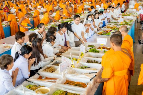 ภาพ No.305356:วันที่ 29 มกราคม พ.ศ. 2569 พิธีถวายภัตตาหารเป็นสังฆทาน แด่พระธรรมยาตรา ณ วัดพระธรรมกาย  จังหวัดปทุมธานี ในโครงการธรรมยาตรา กตัญญูบูชา มหาปูชนียาจารย์ พระมงคลเทพมุนี(สด จนฺทสโร) พระผู้ปราบมาร อนุสรณ์สถาน 7 แห่ง ปีที่ 14