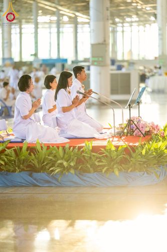 ภาพ No.215149:วันอาทิตย์ต้นเดือนที่ 6 เมษายน พ.ศ. 2568 พิธีตักบาตรข้าวสารอาหารแห้ง ณ บ้านแก้วเรือนทองคุณยาย สภาธรรมกายสากล วัดพระธรรมกาย