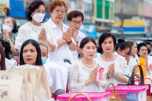 ภาพ No.284658:วันอาทิตย์ที่ 14 ธันวาคม พ.ศ.2568  พิธีทำบุญเมืองสุราษฎร์ธานี 110ปี และพิธีตักบาตรพระสงฆ์ 1,110 รูป  ณ บริเวณริมน้ำวัดกลาง (เก่า) ถนนบ้านดอน ตำบลตลาดใหม่ อำเภอเมือง จังหวัดสุราษฎร์ธานี