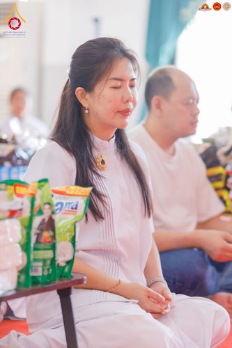 ภาพ No.283517:วันอาทิตย์ที่ 21 ธันวาคม  2568 พิธีบิณฑบาตฉลองสามเณรใหม่ ประเทศอินโดนีเซีย