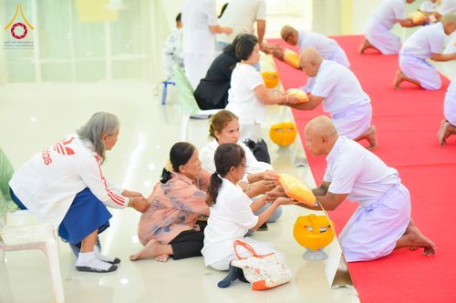 ภาพ No.285138:วันเสาร์ที่ 6 ธันวาคม พ.ศ.2568  พิธีอุปสมบทธรรมทายาท โครงการบรรพชาอุปสมบทหมู่  รุ่นบูชาธรรมมหาปูชนียาจารย์ ประจำปี 2568 ศูนย์ปฏิบัติธรรมและศูนย์อบรมเยาวชนเพชรบุรี อ.ท่ายาง จ.เพชรบุรี ณ วัดศีลคุณาราม อ.เขาย้อย เพชรบุรี