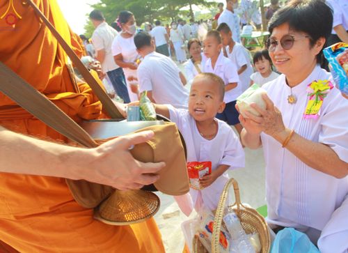 ภาพ No.81372:พิธีตักบาตรพระ ๑,๐๒๘ รูป ถวายเป็นพุทธบูชา เนื่องในสัปดาห์วิสาขบูชาโลก  ช่วยคณะสงฆ์ ๓๒๓ วัด ๔ จังหวัดชายแดนใต้ วันอาทิตย์ที่ ๒๘ พฤษภาคม พ.ศ.๒๕๖๖ ณ ศูนย์ปฎิบัติธรรมดอยหล่อ อำเภอดอยหล่อ จังหวัดเชียงใหม่