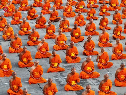 ภาพ No.285201:วันจันทร์ที่ 15 ธันวาคม พ.ศ.2568  บันทึกภาพหมู่ประวัติศาสตร์ โครงการบรรพชาอุปสมบทหมู่  รุ่นบูชาธรรมมหาปูชนียาจารย์ ประจำปี 2568 ณ ลานธรรมมหาธรรมกายเจดีย์ วัดพระธรรมกาย