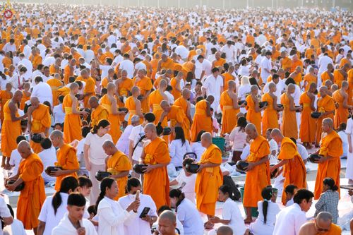 ภาพ No.279906:วันที่ 1 มกราคม พ.ศ.2569 พิธีตักบาตรในวันขึ้นปีใหม่ ณ ลานธรรม วัดพระธรรมกาย