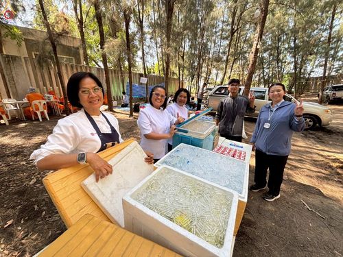 ภาพ No.300479:ภาพเบื้องหลังอาสาสมัครรวมใจ ชุดที่ 3 ในโครงการธรรมยาตรา กตัญญูบูชา มหาปูชนียาจารย์ พระมงคลเทพมุนี(สด จนฺทสโร) พระผู้ปราบมาร อนุสรณ์สถาน 7 แห่ง ปีที่ 14