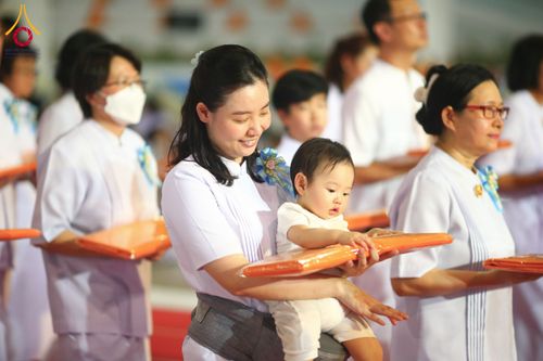 ภาพ No.134319:พิธีทอดผ้าป่าสมทบ มหาสังฆทาน 10,000 วัด ทั่วไทย วันอาทิตย์ต้นเดือนที่ 7 เมษายน พ.ศ.2567 ณ ห้องแก้วสารพัดนึก 1 สภาธรรมกายสากล  วัดพระธรรมกาย จ.ปทุมธานี