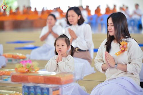 ภาพ No.144631:ชาวอำเภอคลองหลวง จังหวัดปทุมธานี ถวายเทียนพรรษามหามงคล เนื่องในเทศกาลเข้าพรรษา ประจำปี 2567 แด่คณะสงฆ์วัดพระธรรมกาย  วันพฤหัสบดีที่ 18 กรกฎาคม พ.ศ. 2567