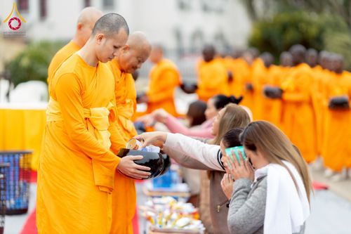 ภาพ No.233014:วันอาทิตย์ 29 มิถุนายน พ.ศ. 2568 กิจกรรมอบรมธรรมทายาทแอฟริกาใต้  ปฏิบัติธรรมสร้างสันติสุขภายใน แสงแห่งพุทธธรรมสู่แผ่นดินแอฟริกาใต้ ณ บริเวณหน้าวัดพระธรรมกายโจฮันเนสเบิร์ก