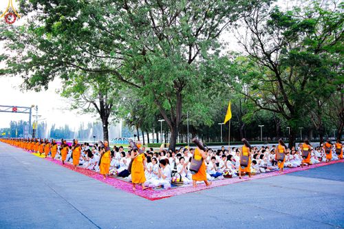 ภาพ No.120328:พิธีต้อนรับพระธรรมยาตรา ในโครงการธรรมยาตรา กตัญญูบูชา มหาปูชนียาจารย์ พระมงคลเทพมุนี(สด จนฺทสโร) พระผู้ปราบมาร อนุสรณ์สถาน 7 แห่ง ปีที่ 12 วันที่ 28 มกราคม พ.ศ. 2567 ณ วัดพระธรรมกาย จ.ปทุมธานี (ชุดที่ 2)