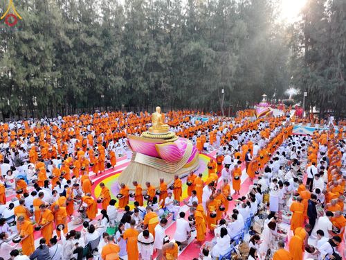 ภาพ No.190236:พิธีตักบาตรพระธรรมยาตรา ณ อนุสรณ์สถานลำดับที่ 1 สถานที่เกิดด้วยรูปกายเนื้อ อนุสรณ์สถานมหาวิหารพระมงคลเทพมุนี (โลตัสแลนด์) อ.สองพี่น้อง จ.สุพรรณบุรี ในโครงการธรรมยาตรา กตัญญูบูชา มหาปูชนียาจารย์ พระมงคลเทพมุนี(สด จนฺทสโร) พระผู้ปราบมาร อนุสรณ์สถาน 7 แห่ง 