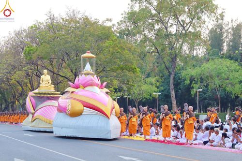 ภาพ No.202026:พิธีต้อนรับพระธรรมยาตรา ณ อนุสรณ์สถานลำดับที่ 7 สถานที่ขยายวิชชาธรรมกาย วัดพระธรรมกาย ต.คลองสาม อ.คลองหลวง จ.ปทุมธานี ในโครงการธรรมยาตรา กตัญญูบูชา มหาปูชนียาจารย์ พระมงคลเทพมุนี(สด จนฺทสโร) พระผู้ปราบมาร อนุสรณ์สถาน 7 แห่ง ปีที่ 13 วันที่ 26 มกราคม 2568