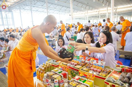 ภาพ No.177591:พิธีตักบาตรและพิธีบูชาข้าวพระ ในวันอาทิตย์ต้นเดือนที่ 1 ธันวาคม พ.ศ. 2567 ณ สภาธรรมกายสากล วัดพระธรรมกาย