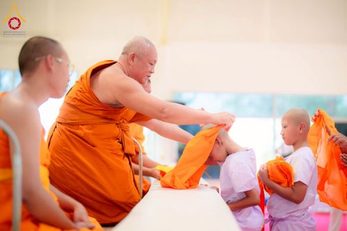 ภาพ No.216890:วันเสาร์ที่ 5 เมษายน พ.ศ. 2568 พิธีตัดปอยผม พิธีขอขมาผู้ปกครอง พิธีมอบบาตรและผ้าไตร พิธีบรรพชา ณ ศูนย์ปฏิบัติธรรมและศูนย์อบรมเยาวชนพระนครศรีอยุธยา ต.พุทเลา อ.บางปะหัน จ.พระนครศรีอยุธยา