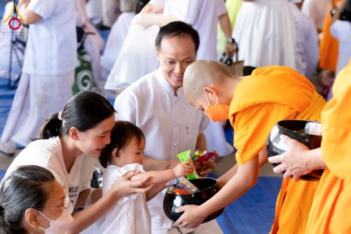 ภาพ No.133837:พิธีตักบาตร ข้าวสารอาหารแห้ง ณ บ้านแก้วเรือนทองคุณยายฯ สภาธรรมกายสากล วัดพระธรรมกาย วันอาทิตย์ต้นเดือนที่ 7 เมษายน พ.ศ. 2567